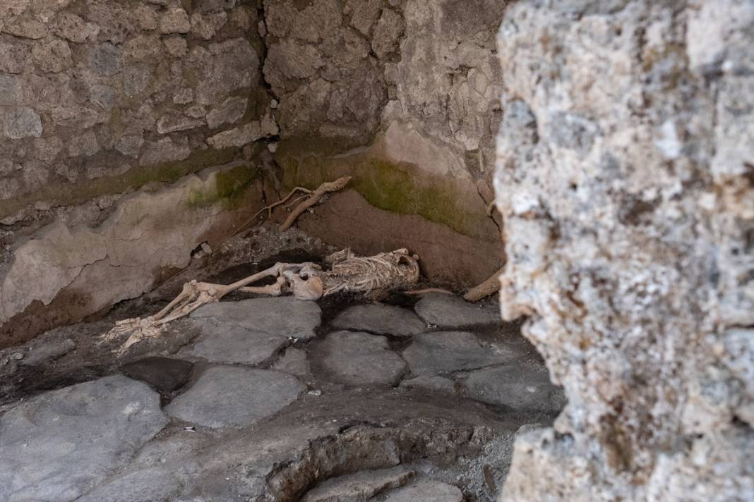 15 dakikada yeryüzünden silinen Pompei'de yeni keşif: Fırına sığınmışlar... 21